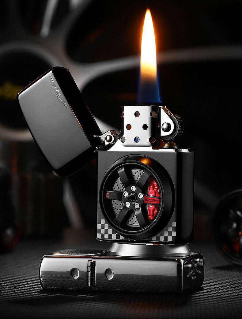 A black metallic pocket lighter with a flame ignited, shown in a dark studio setting with Chinese promotional text above it.